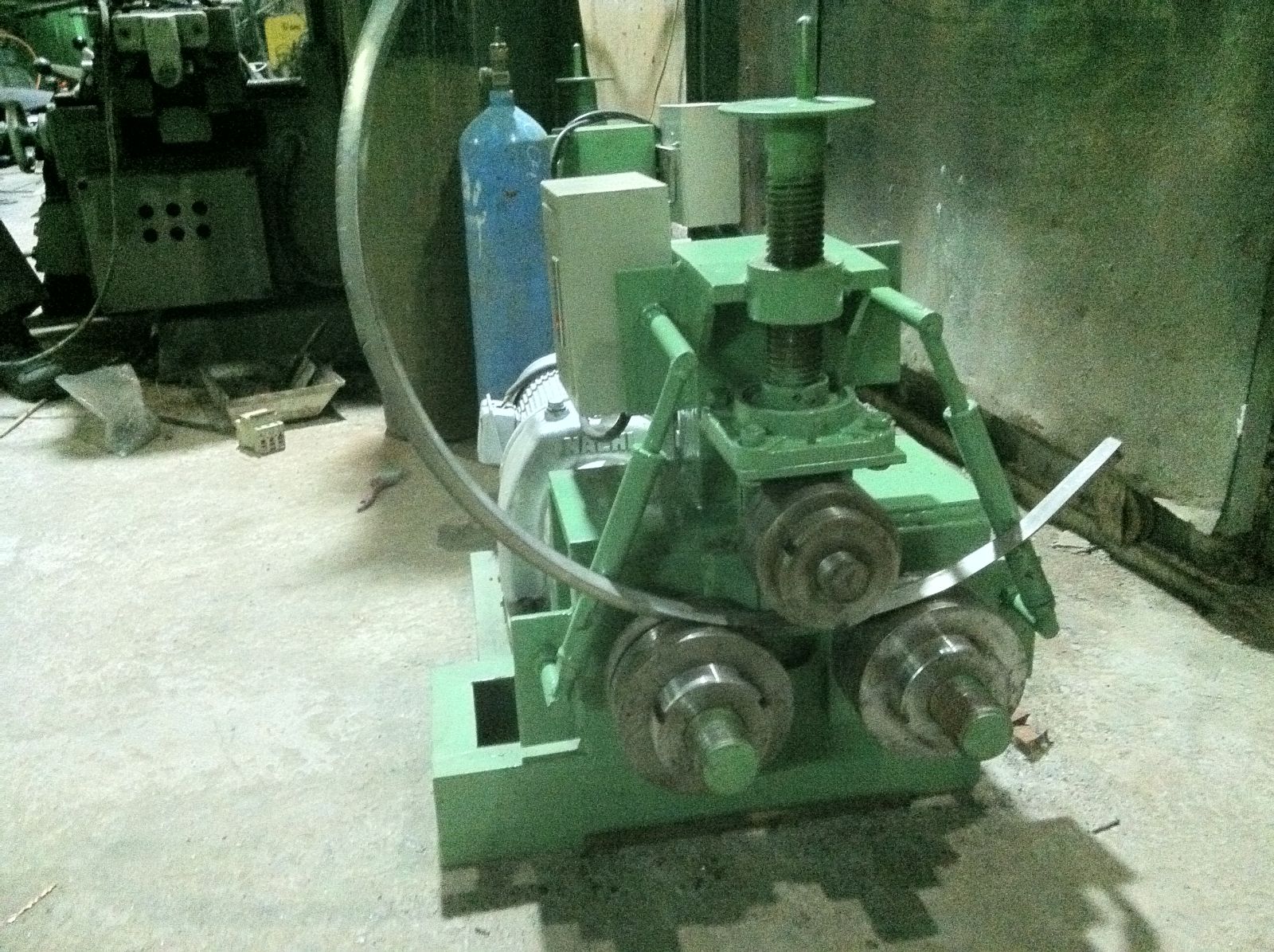 Máy uốn chân bồn